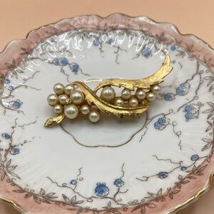 Vintage Gold Tone, faux pearl and rhinestone BSK signed brooch. Circa 1950-1960s